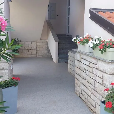 Near The 아파트 풀라